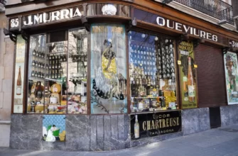 В старинном магазине Queviures Múrria в Барселоне введена необычная мера для туристов-селферов
