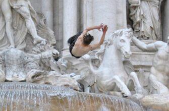 Туристов из Голландии оштрафовали за купание в римском фонтане
