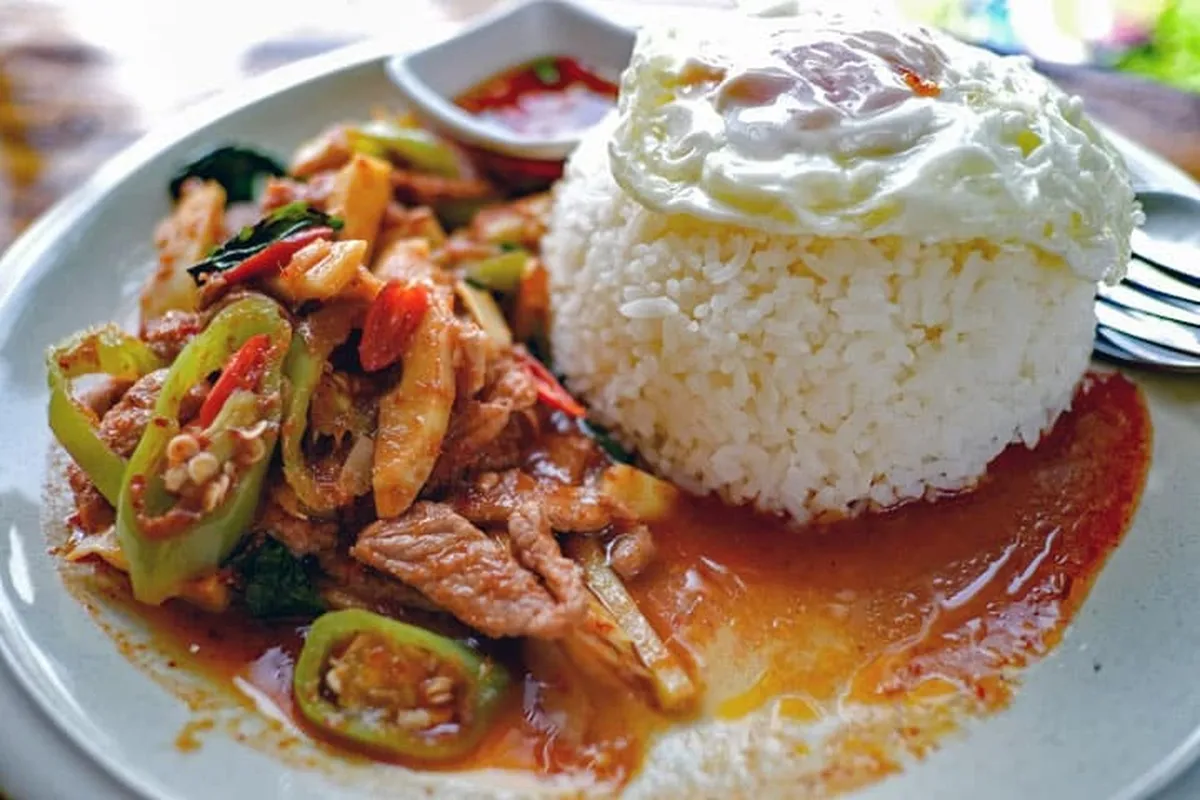 Тайское блюдо Pla Muk Pad Prik Gan