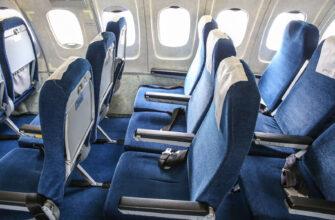 Почему кресла в большинстве пассажирских авиалайнеров обладают неброским голубым, а не ярким красным цветом